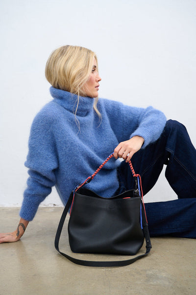 Suéter de cuello alto con luz nublada