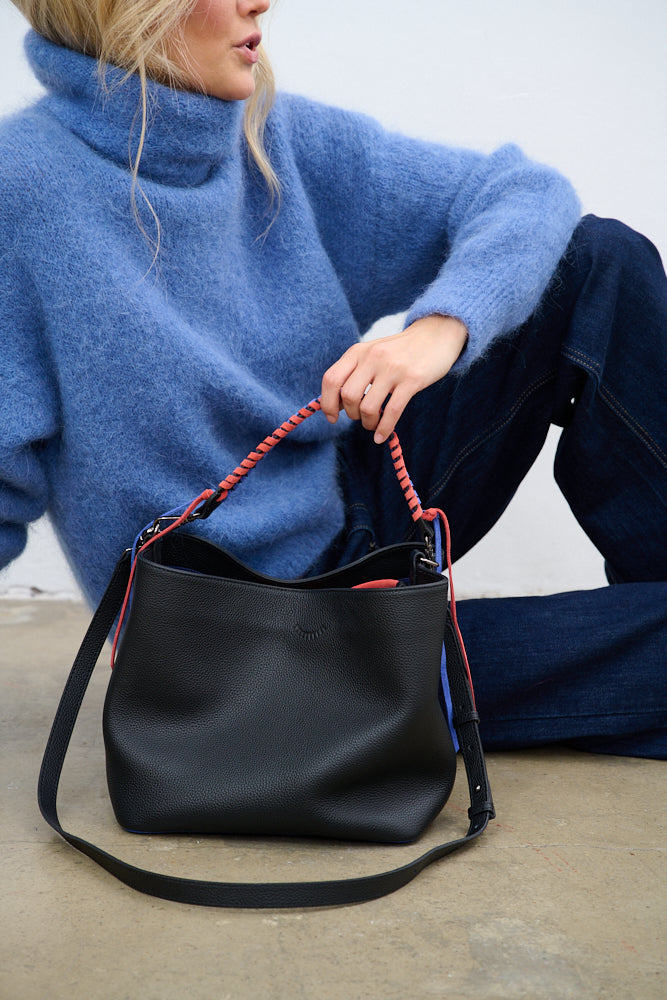 Suéter de cuello alto con luz nublada