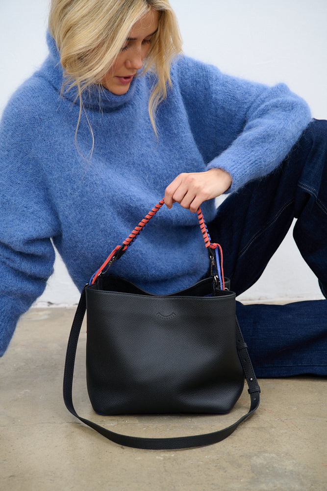 Suéter de cuello alto con luz nublada