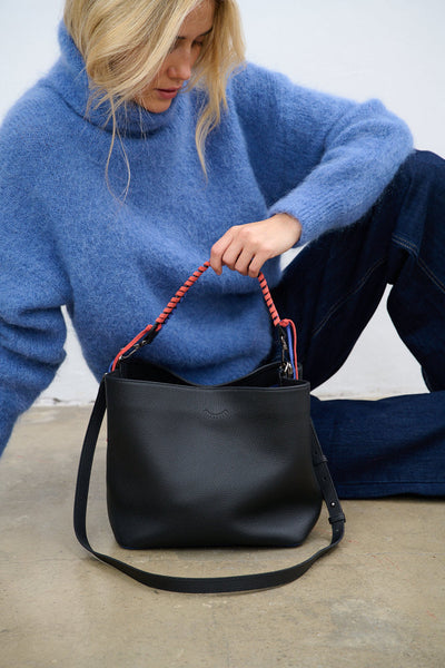 Suéter de cuello alto con luz nublada