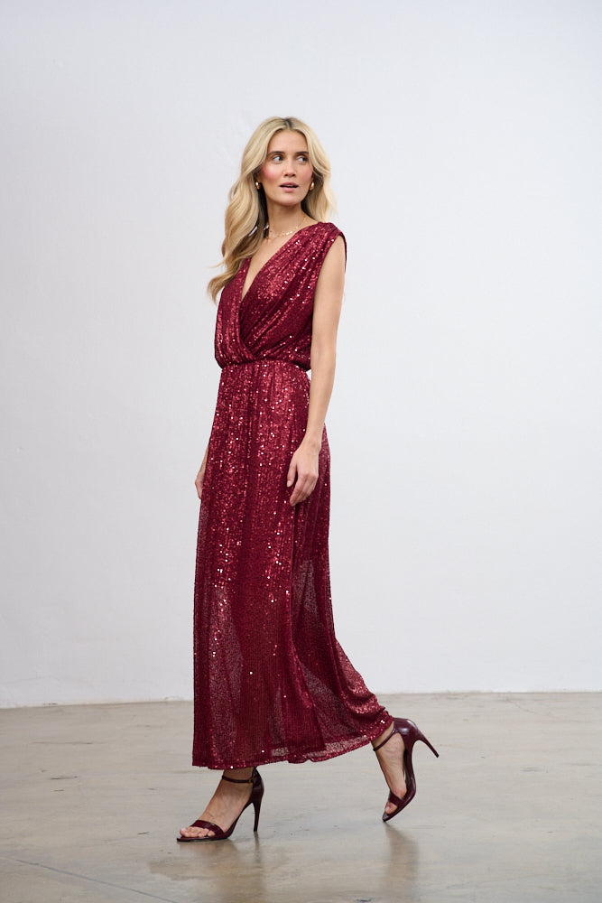 Vestido largo de lentejuelas con brillo escarlata