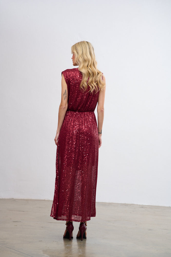 Vestido largo de lentejuelas con brillo escarlata