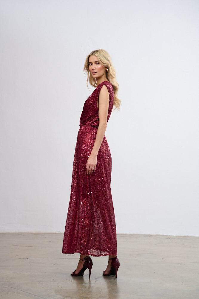 Vestido largo de lentejuelas con brillo escarlata