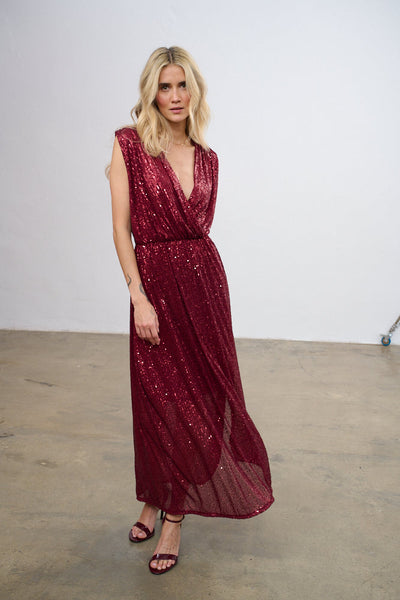 Vestido largo de lentejuelas con brillo escarlata