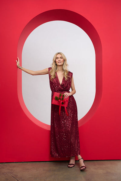 Vestido largo de lentejuelas con brillo escarlata