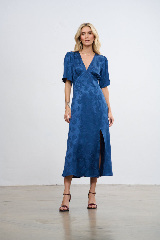 vestido abraza la noche