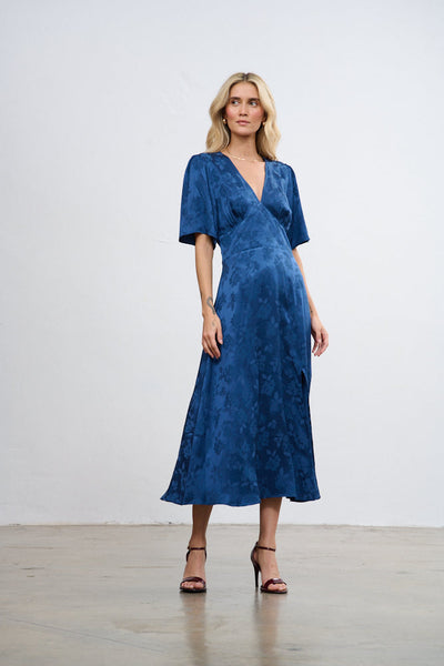 vestido abraza la noche