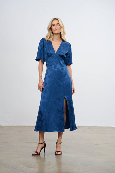 vestido abraza la noche