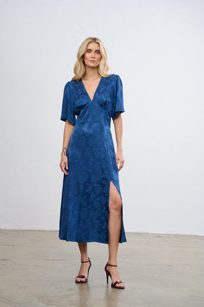 vestido abraza la noche