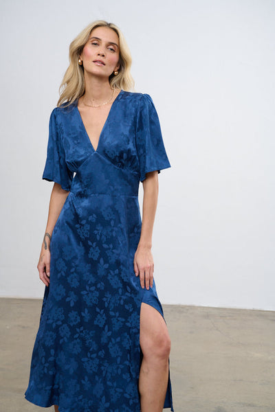 vestido abraza la noche