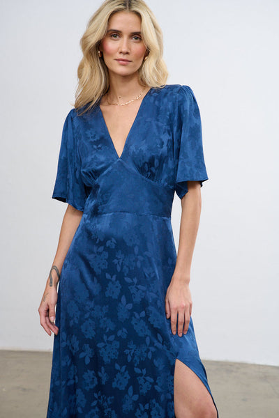 vestido abraza la noche