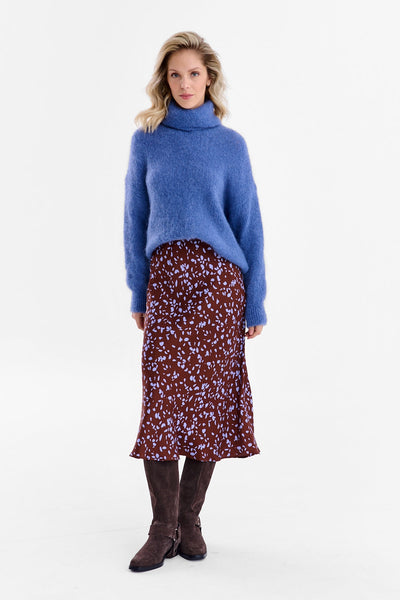 Suéter de cuello alto con luz nublada