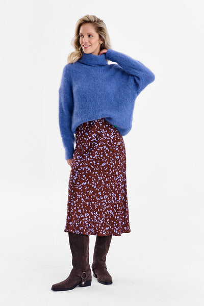 Suéter de cuello alto con luz nublada