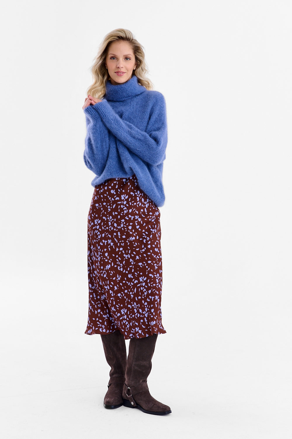 Suéter de cuello alto con luz nublada