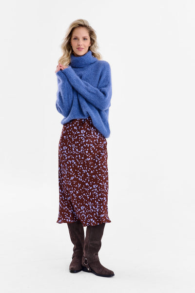 Suéter de cuello alto con luz nublada