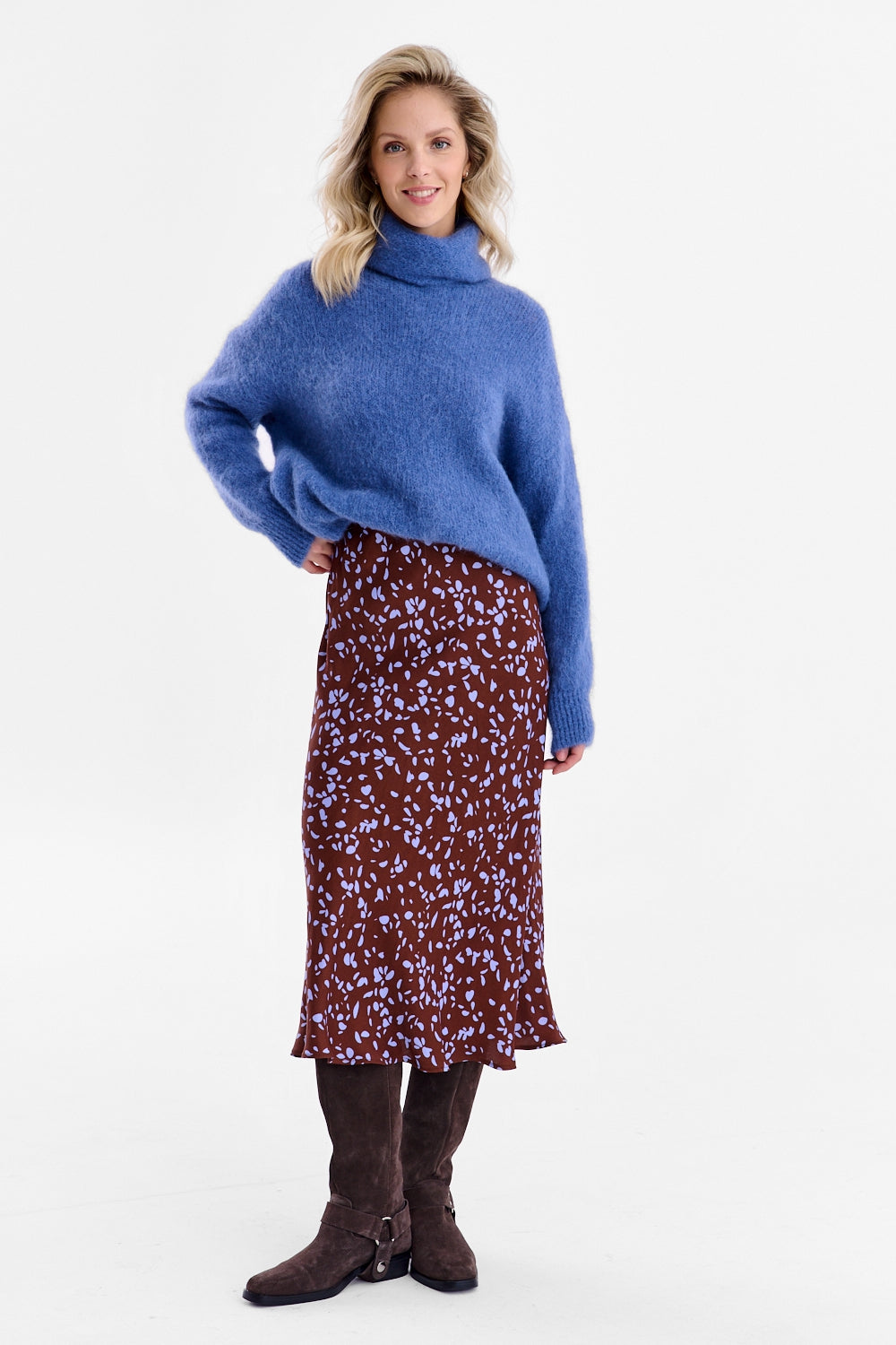 Suéter de cuello alto con luz nublada