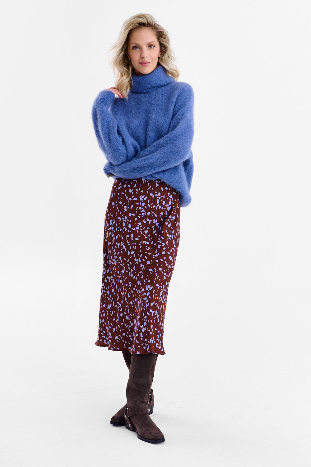 Suéter de cuello alto con luz nublada