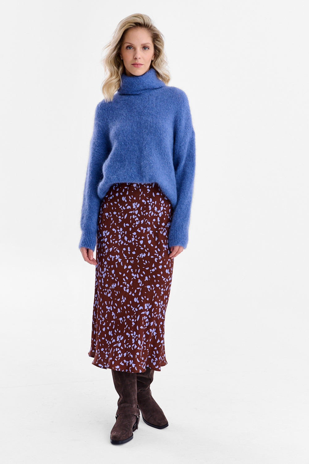 Suéter de cuello alto con luz nublada