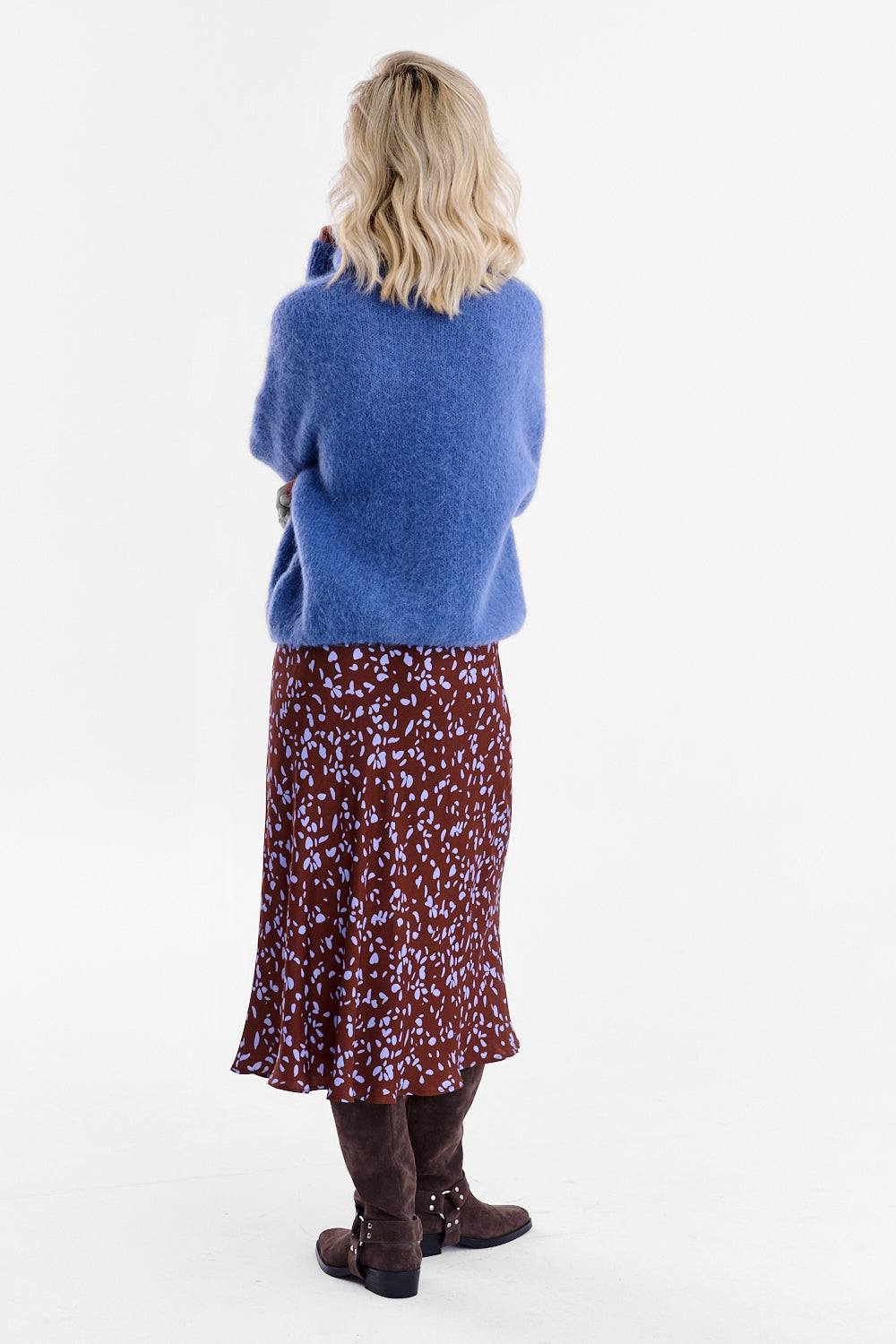 Suéter de cuello alto con luz nublada