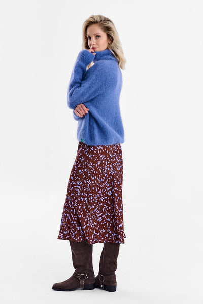 Suéter de cuello alto con luz nublada